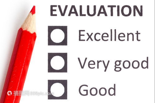 紅鉛筆放在評(píng)價(jià)表上選擇優(yōu)秀和